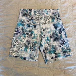 Lululemon high-rise Align short 6 inch - size 6
